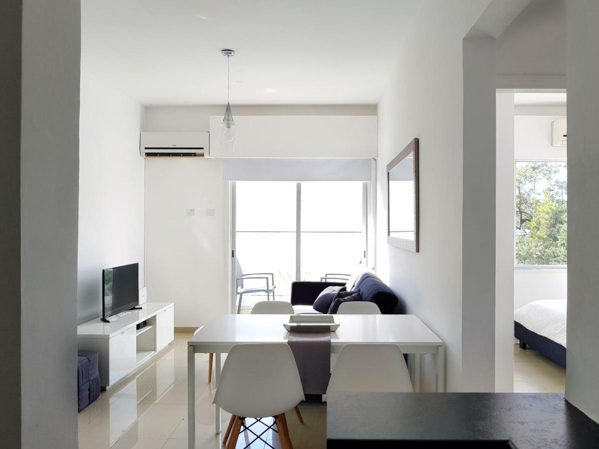 City Pearl - Modern 2 Bed Sea View Apt In City Centre Limisso Esterno foto